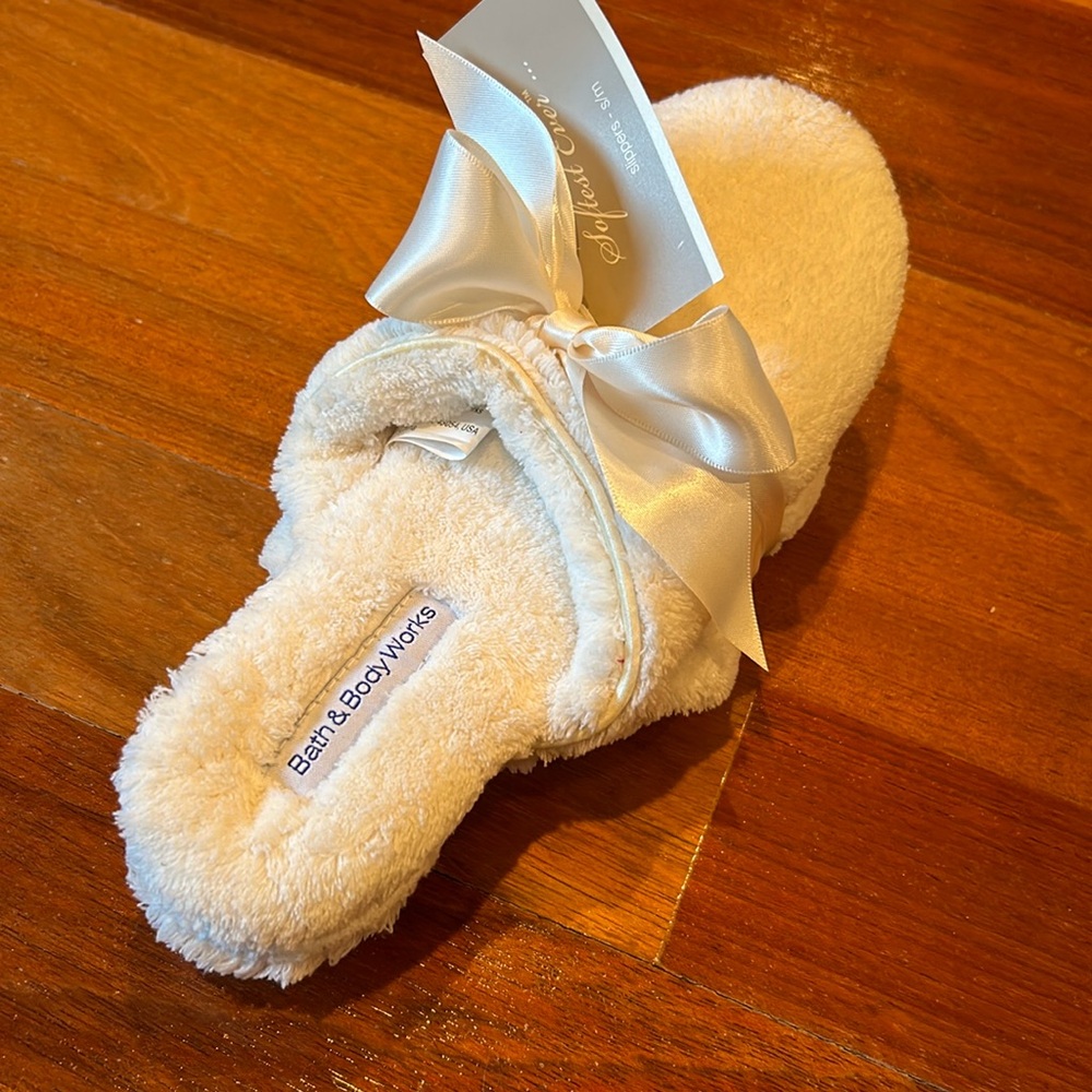 3/$30 SALE!! Ladies slippers!
